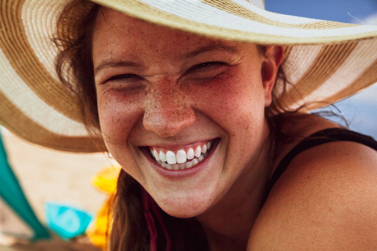 En esta fotografía, vemos a una mujer con una dentadura blanca