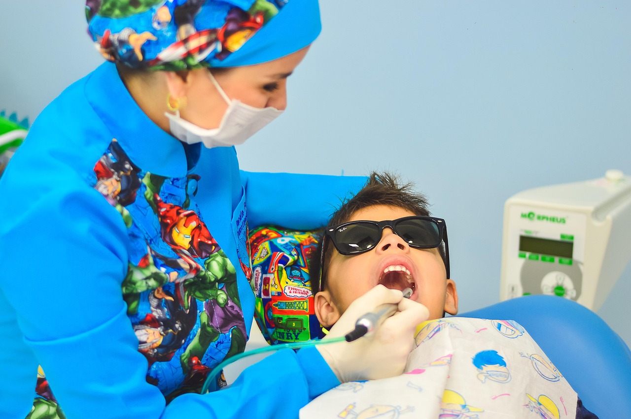 En esta fotografía, podemos ver a una profesional realizando una higiene dental a un niño