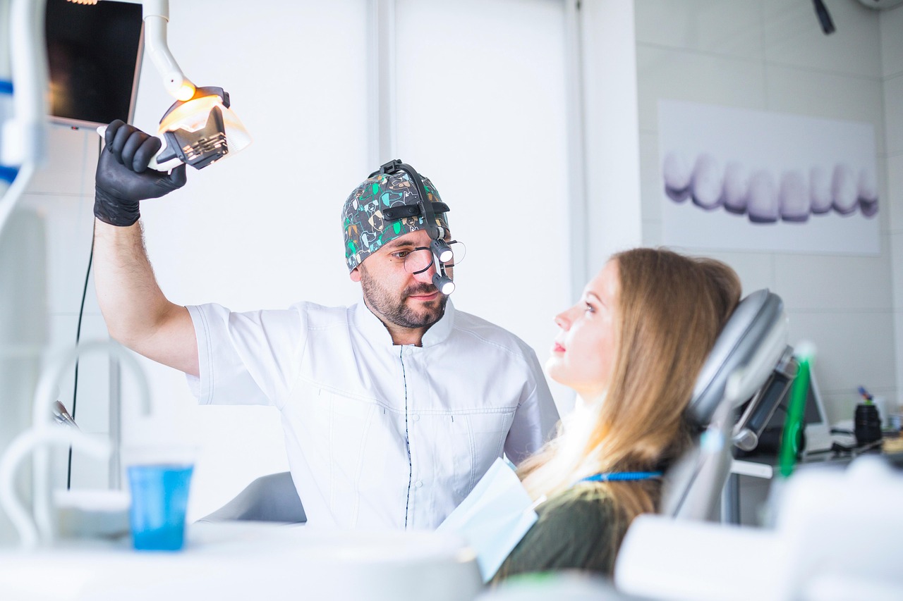 En esta fotografía, vemos a un dentista realizando un tratamiento a una paciente